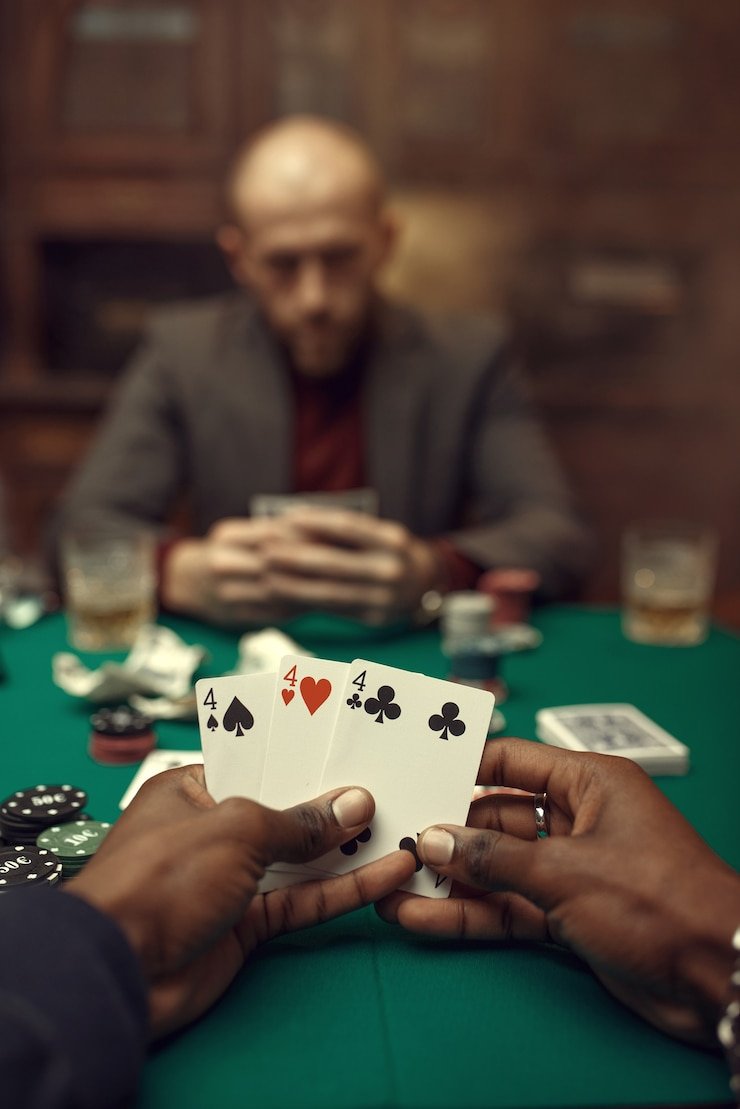 papibola live Sic Bo Dadu dealer at table with three dice in shake cage